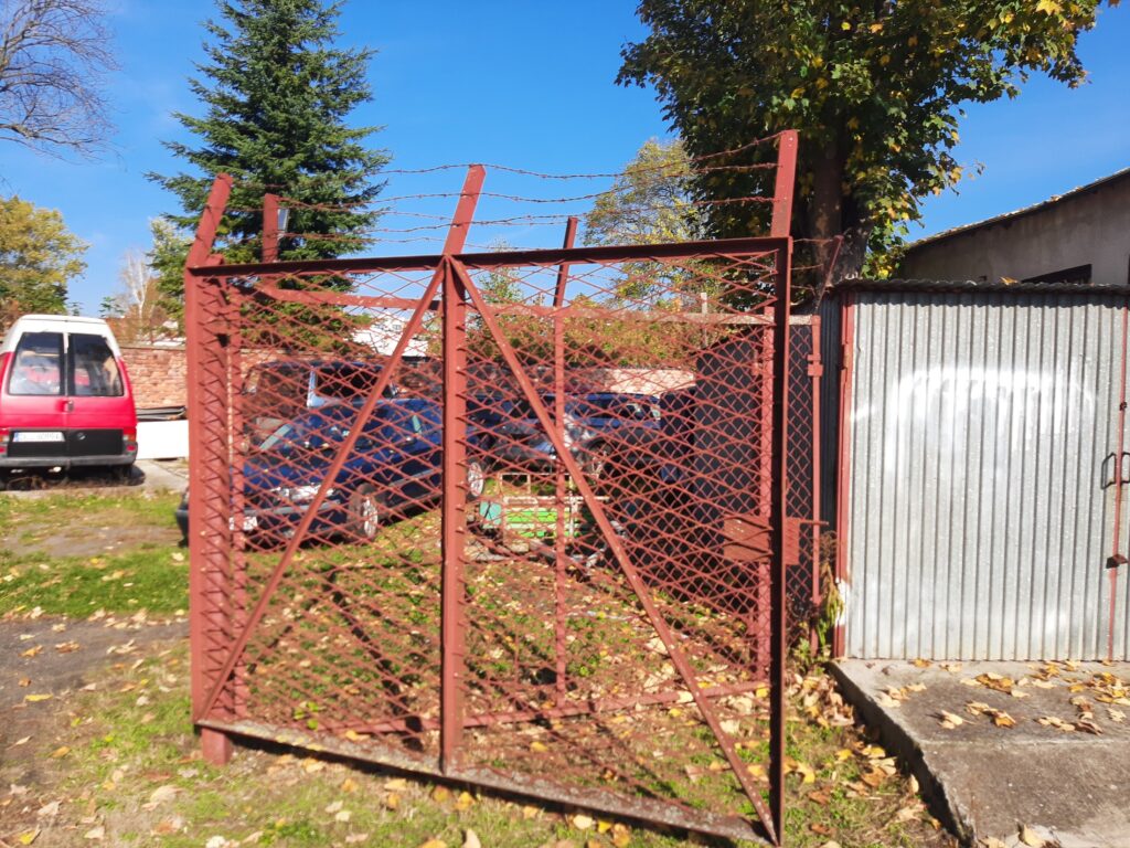 Stary budynek w Lubinie – przygotowanie do remontu elewacji
