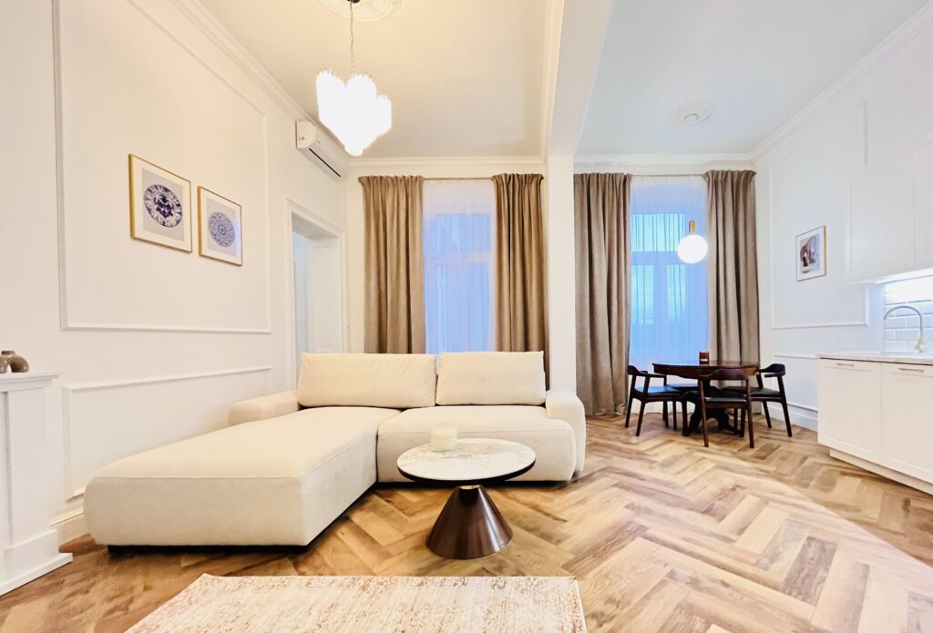 Aranżacja wnętrz Lubin – elegancki salon w kamienicy po remoncie